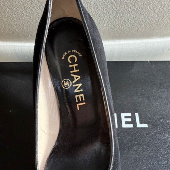 CHANEL BLACK SUEDE SPECTATOR PUMPS SIZE 6 1/2 - Picture 7 of 11